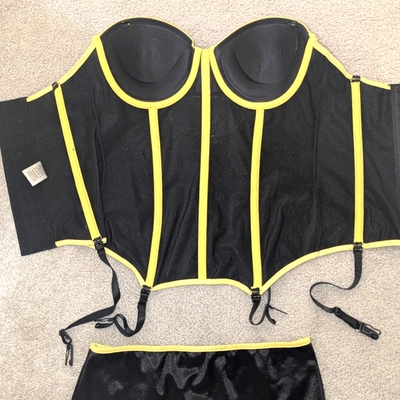 DC Comics Batman Black and Yellow Corset Set Medium - Picture 5 of 8